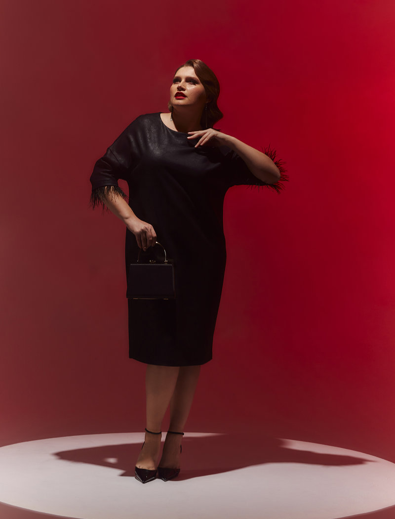 платье черное с перьями1