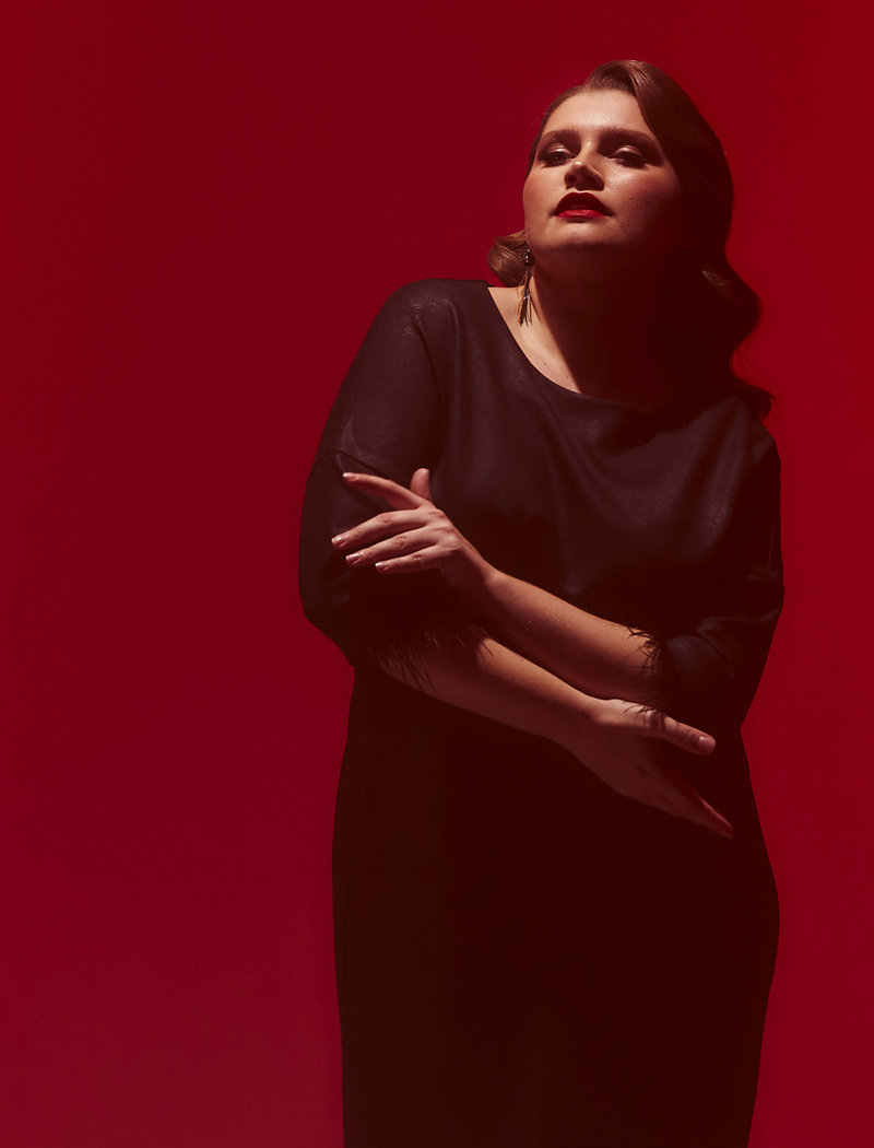 платье черное с перьями2