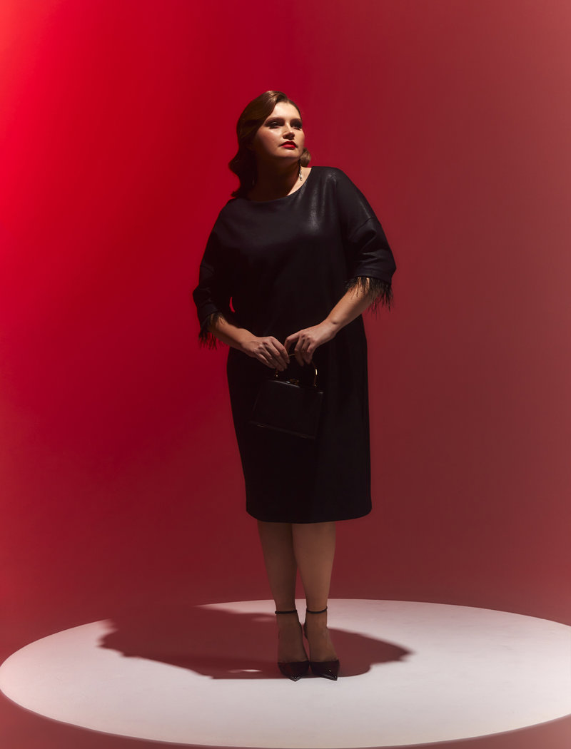 платье черное с перьями3