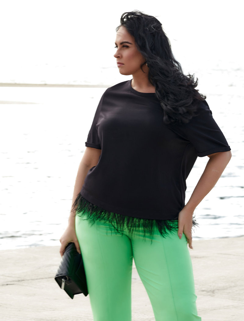 футболка с перьями 1