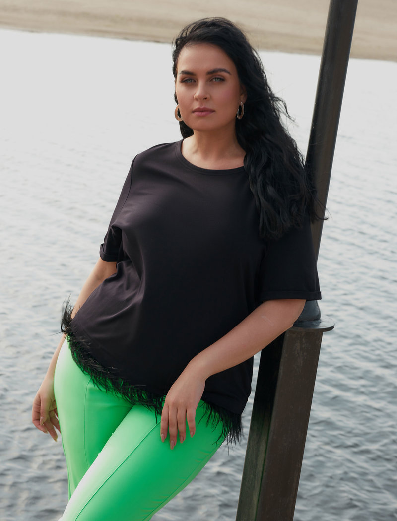 футболка с перьями 2